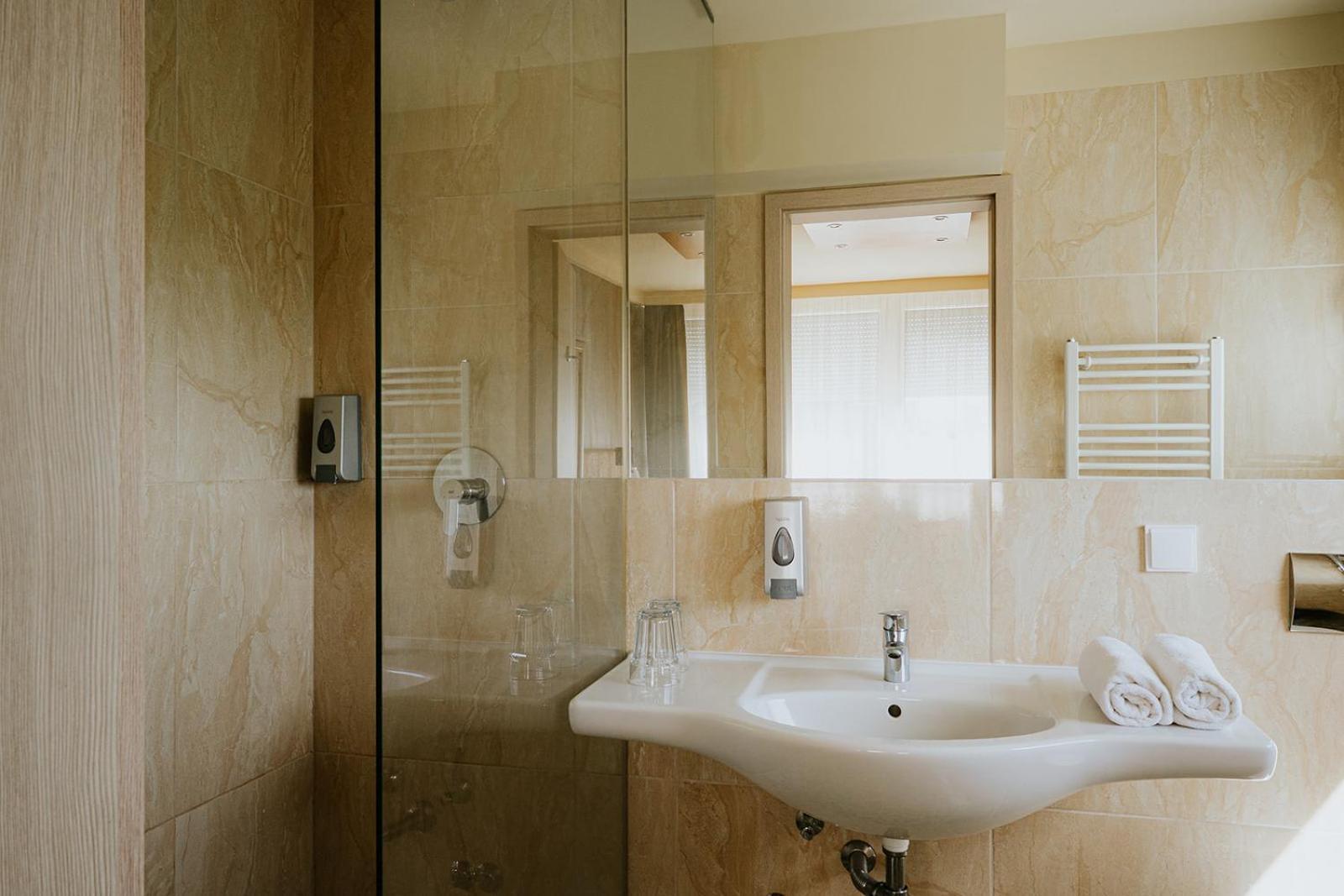 Aqua Hotel Gyula Luaran gambar